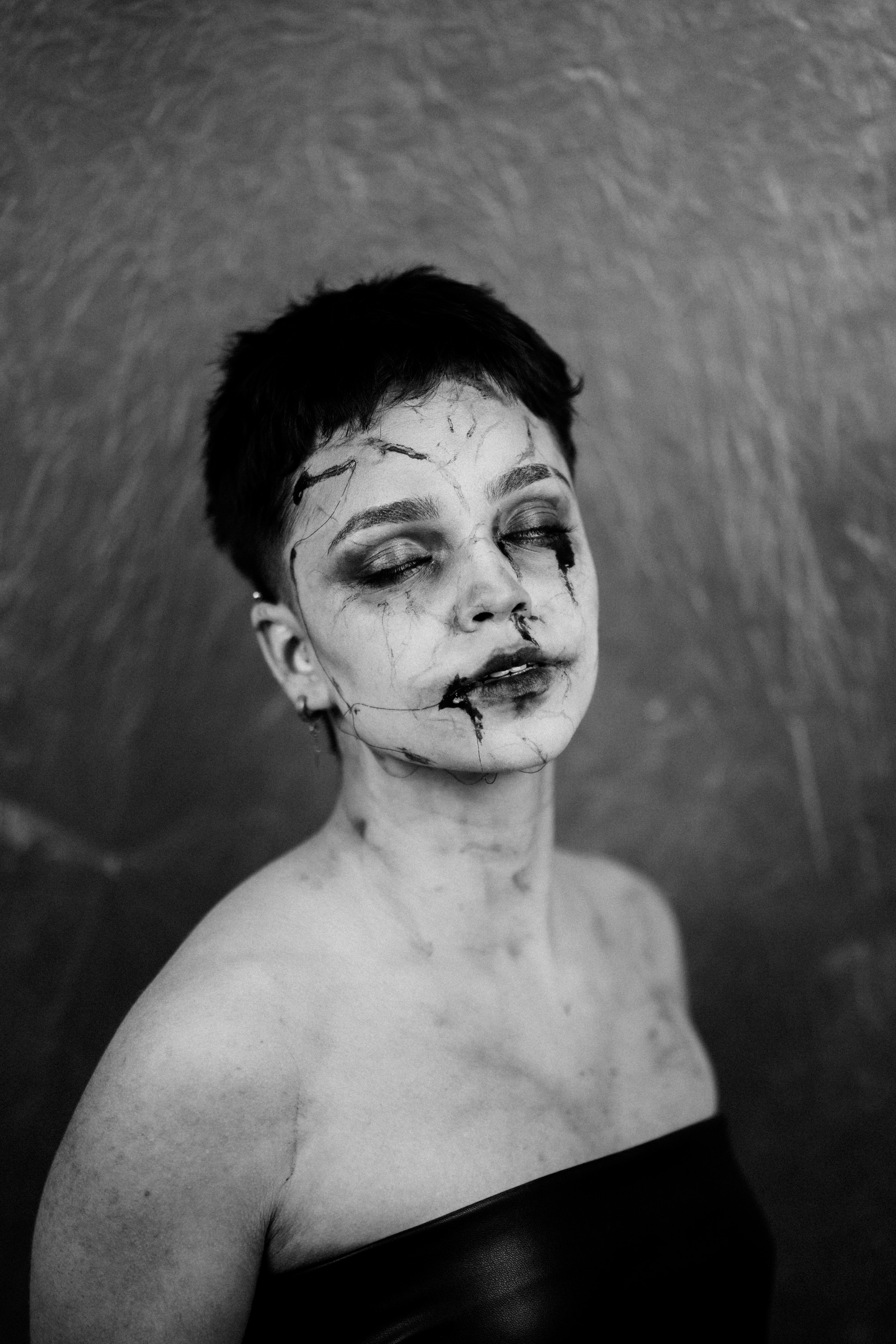 Maquillaje artístico en blanco y negro